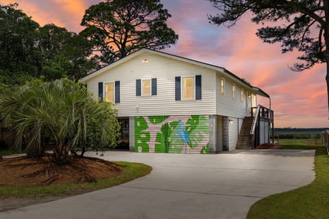 Welcome to your Folly Beach getaway! Marsh & Creek Views!