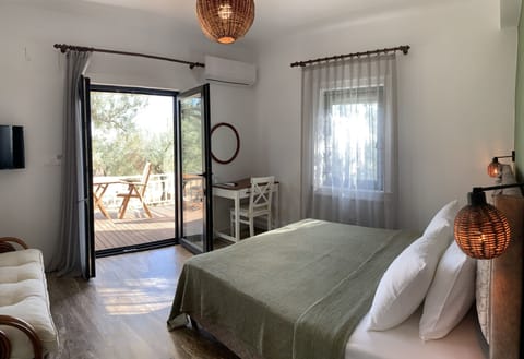 Deluxe Double Room, Patio | Premium bedding, minibar, laptop workspace, free WiFi