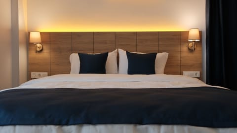 1 bedroom, premium bedding, down comforters, desk