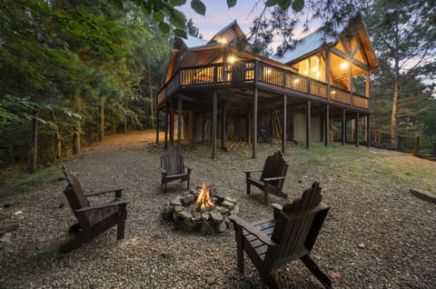 Nothing says camping like a roaring fire.  Gather around to roast marshmallows and share stories of the legendary Sasquatch with friends and family in this serene outdoor space.