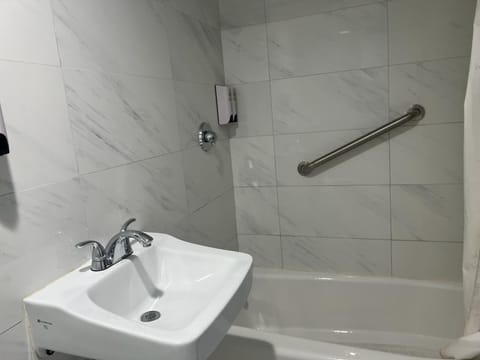 Basic Single Room | Bathroom | Towels