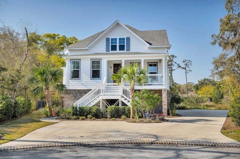 Frontal view of 121 Killgriffe with driveway, stairs, and porch