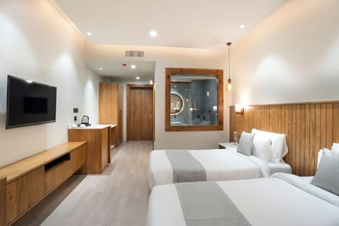 Deluxe Room With Balcony | Premium bedding, WiFi (free), bed sheets