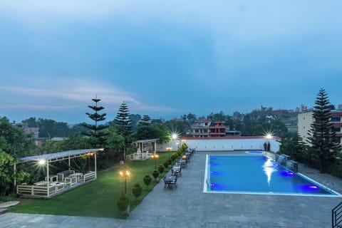 Outdoor pool, lifeguards on site