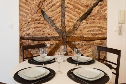 Dinner table with the tradicional Pombalin  Cage wall