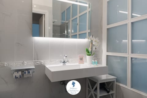 Superior Quadruple Room | Bathroom | Shower, hair dryer, bidet, towels