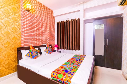 Deluxe Room | Egyptian cotton sheets, premium bedding, in-room safe, WiFi (free)