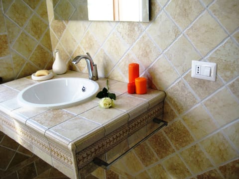 Deluxe Apartment, Jetted Tub, Garden View | Bathroom sink