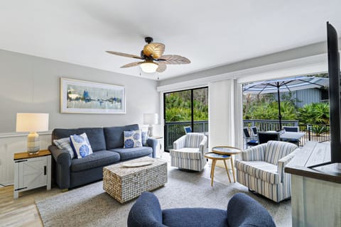 40 Hickory Cove | Stunning living room w/ balcony access - 40 Hickory Cove | Stunning living room w/ balcony access