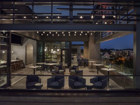 2 bars/lounges, cocktail bar, cocktail bar