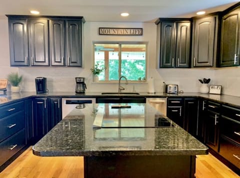 Large Kitchen w/ Island (Main Level)