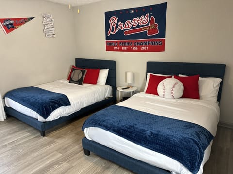2 full size bed in the Guest room