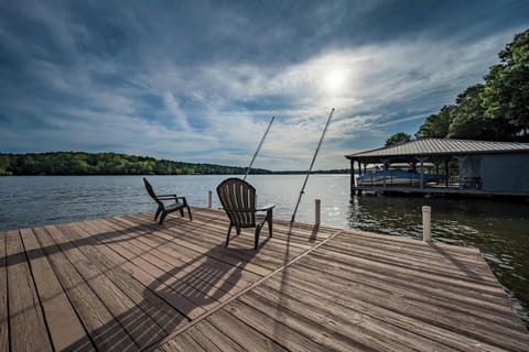 Sunset Oasis~ Lakefront | Private Dock | Screened Porch | Fire Pit | Pool Table | Large Deck