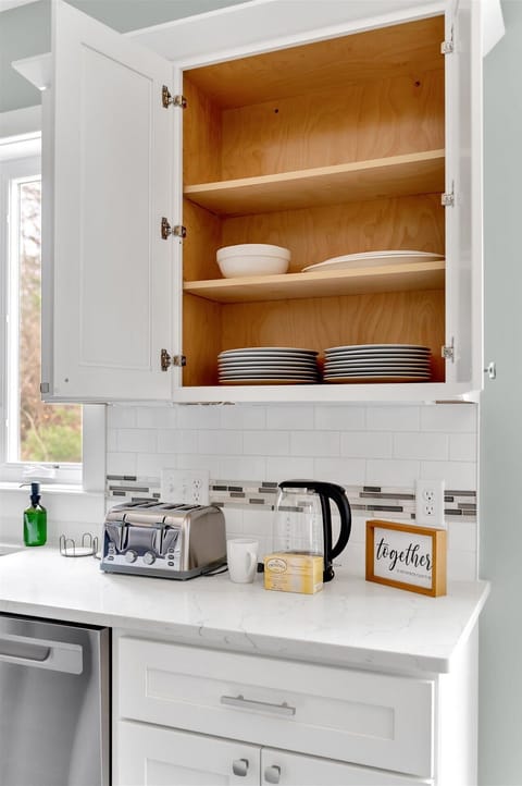 Prepare breakfast easily with toaster. Serving dishes & lots of plates available