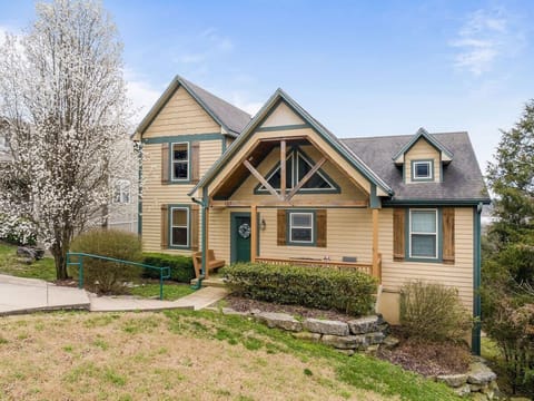 Lake View, Hot Tub, Fire pit, and Gameroom! Cabin in Ridgedale