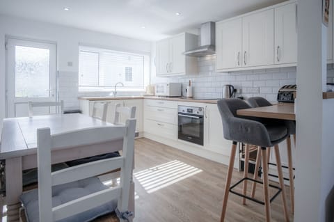 Standard Chalet | Private kitchen | Fridge, microwave, oven, stovetop