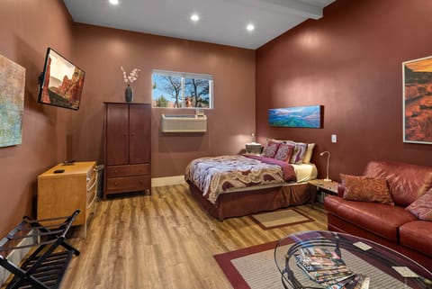 Bedroom - 77 Wild Horse Mesa - Vivid Vacation Rentals Sedona - Bedroom - 77 Wild Horse Mesa - Vivid Vacation Rentals Sedona