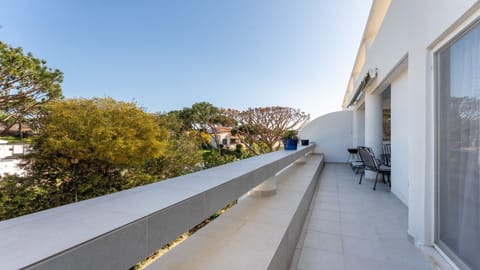 Experience luxury living in Vale do Lobo with this stunning apartment composed with a beautiful balcony equipped with outdoor furniture and a barbecue for dining and sunbathing. 
#balcony #relax #algarve #portugal