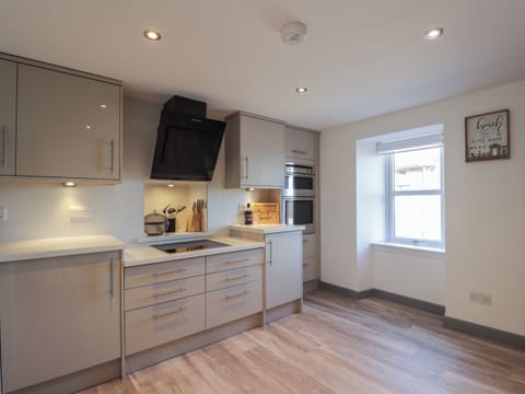 Dishwasher, electric kettle, toaster, cookware/dishes/utensils