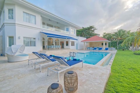 Luxury 6 bedroom villa at Tortuga Bay near beach and golf (5518)
