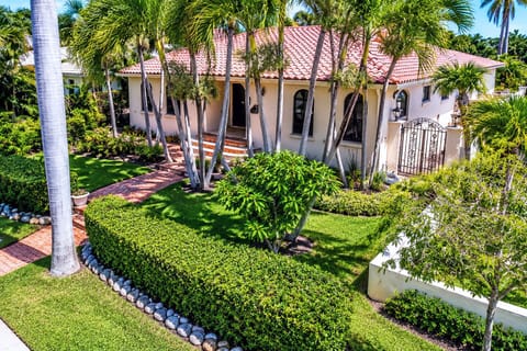 Hollywood Vacation Rentals | Premium Pool Villa Near Hollywood Beach.