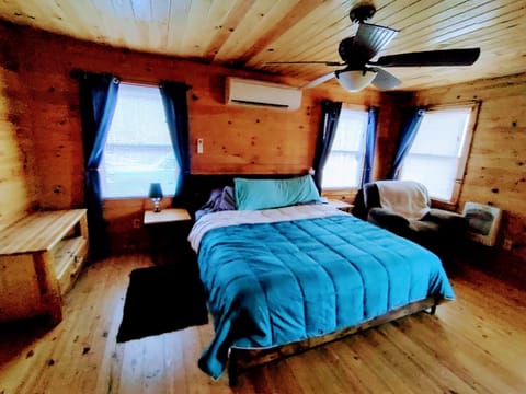 King-size comfort in the middle of the mountains. Stretch out, snooze deep, and hear the forest hum 