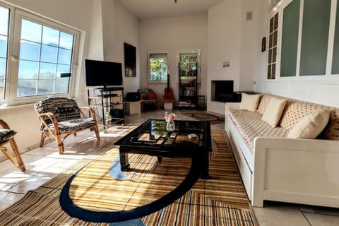 House | 3 bedrooms, desk
