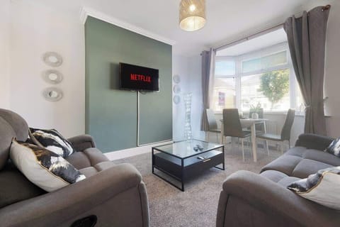 Spacious living room equipped with a SMART TV with Netflix and plenty of space to sit down and relax. 