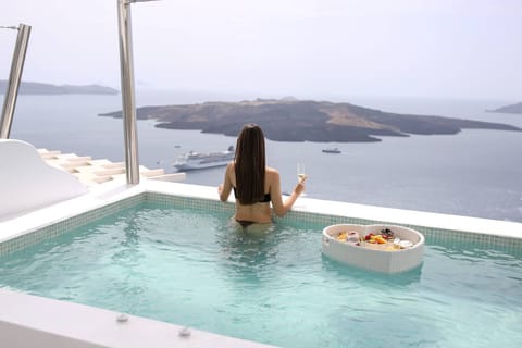 Superior Villa (Caldera view, Indoor/Outdoor Hot Tub) | Beach/ocean view