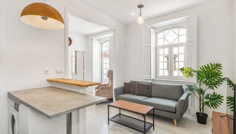 The living room is overflowing with natural light and has direct access to the kitchenette.
#naturallight #portugal #pt #sintra