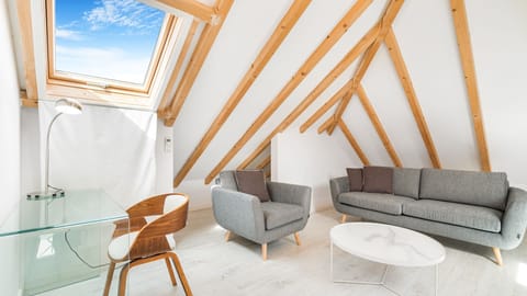 A beautiful and bright loft with a skylight, for you to relax or work on your projects.
#loft #skylight #naturallight #desk #portugal #pt #sintra