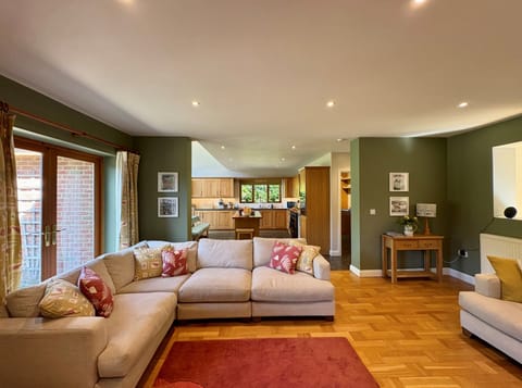 Treetops, Colehill, Wimborne: The family rooms sits next to the large kitchen