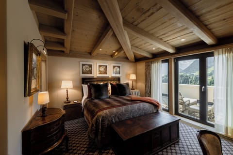 Premium bedding, down comforters, pillowtop beds, minibar