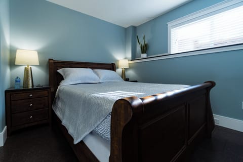 Queen bed with only the finest high-thread cotton linens