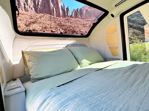Queen bed, high end linens, usb/wireless charge ports, large stargazer window