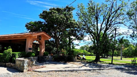 Country Club House Club Chapala and access to the restaurant