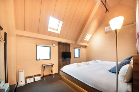 Basic Double Room | Cribs (free), WiFi (free), bed sheets