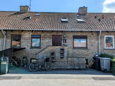 View from the outside on arrival - welcome - it's old but cozy.