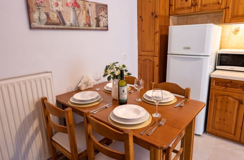 Basic Apartment, Balcony | Private kitchen | Fridge, oven, stovetop, coffee/tea maker