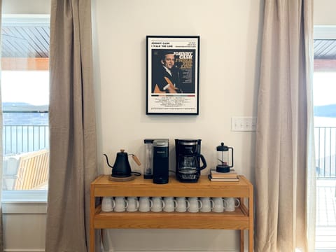 Coffee bar area to make coffee 3 different ways