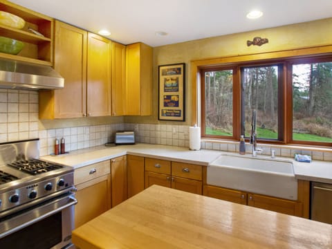 Full gourmet kitchen