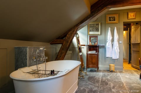 Superior Suite, Ensuite, Garden View (Suite Doisonville) | Bathroom | Designer toiletries, hair dryer, bathrobes, slippers