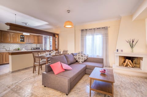 The dinning - sitting area and the fireplace provides relaxing atmosphere !