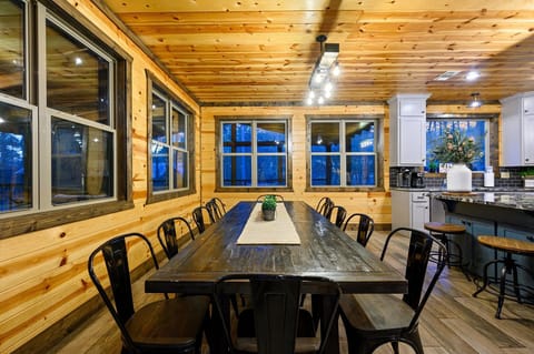 You could host quite a meal here! Or a "friendly" game of dominos...