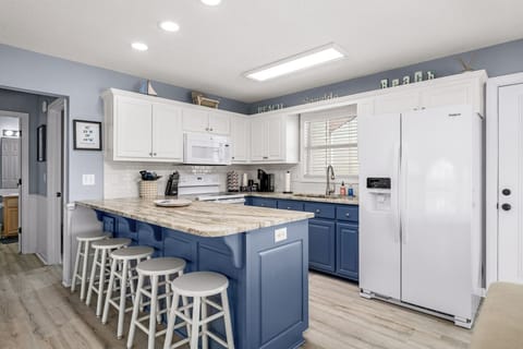 Kitchen Counter w/Barstools