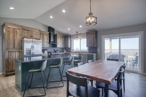 full kitchen with 4 spots at the counter and 6 at the table.