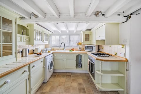 Fiddlers Green, Hamworthy, Poole: The bright double-aspect kitchen