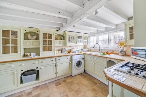 Fiddlers Green, Hamworthy, Poole: The quaint kitchen