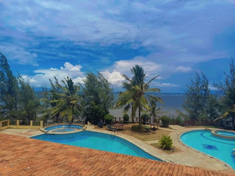 2 outdoor pools