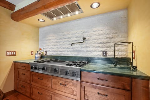 4-burner Gas Cooktop and Griddle